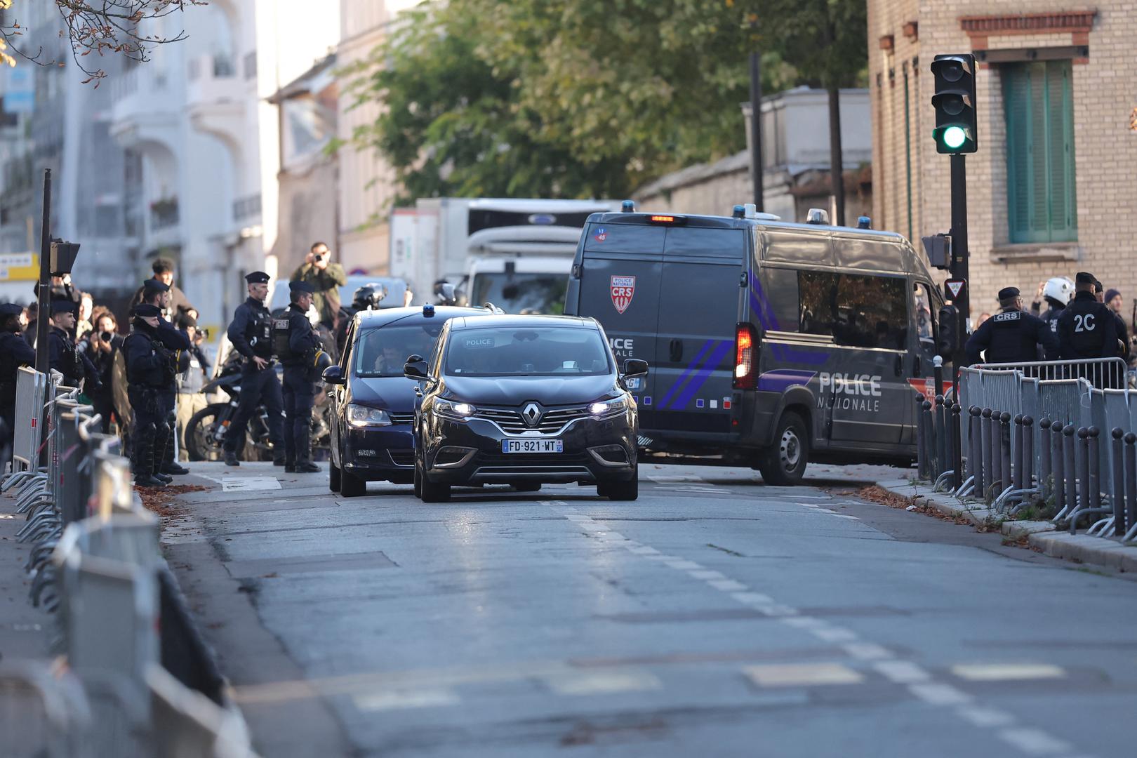 A police convoy carrying former French President Nicolas Sarkozy arrives at the Prison de la Sante (Centre penitentiaire de Paris La Sante) to begin his five-year prison sentence for criminal conspiracy over attempts to raise campaign funds from Libya, in Paris, France, October 21, 2025.  REUTERS/Christian Hartmann Photo: CHRISTIAN HARTMANN/REUTERS