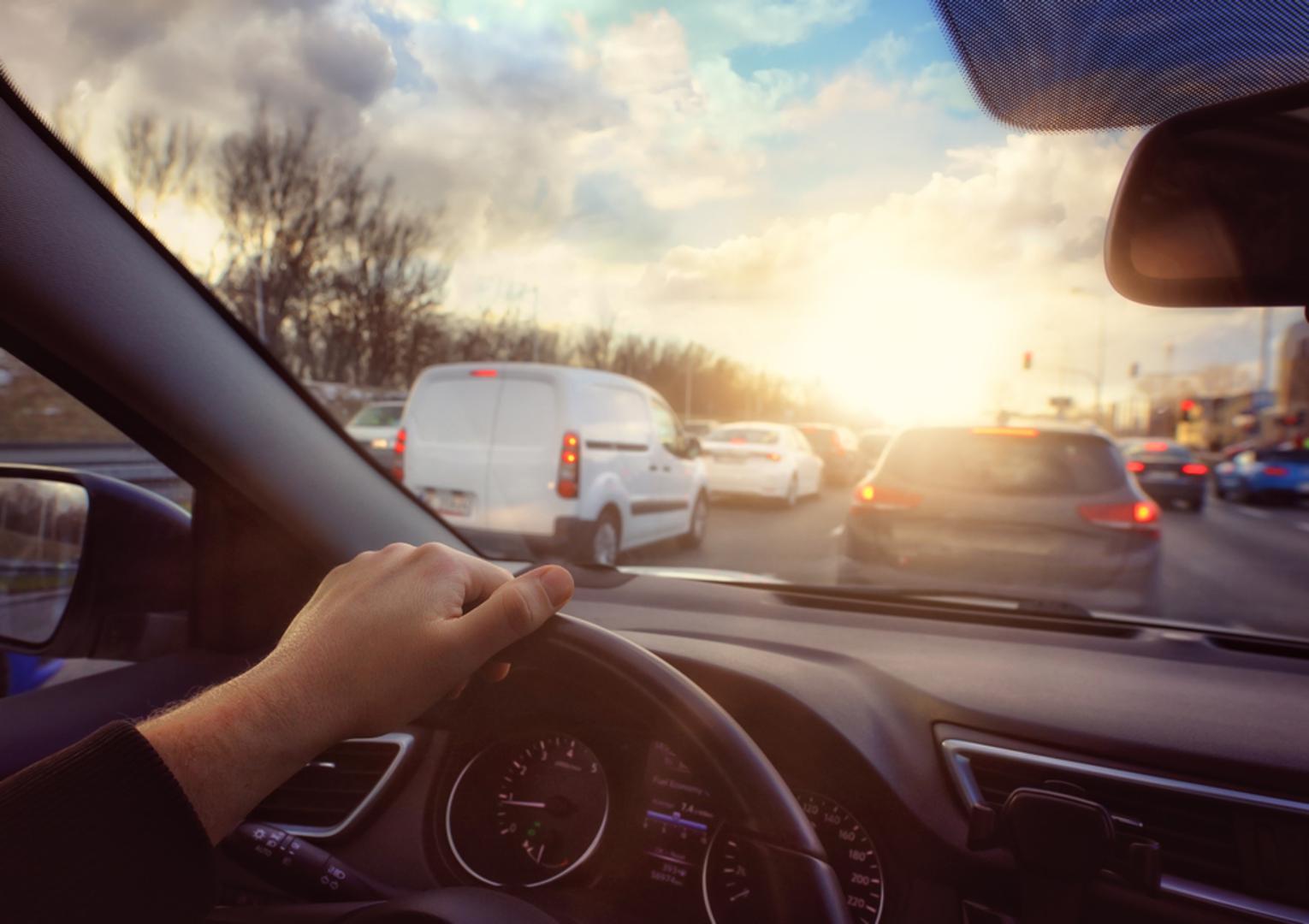 Jedan dan bez žaljenja na vrijeme, promet i slično: Odaberite jedan dan u tjednu kada nećete komentirati vrijeme, gužvu i sitne frustracije koje ne možete promijeniti. To ne znači da problem ne postoji, nego da mu ne dajete mikrofon cijeli dan. Iznenadit će vas kako se lako dan 'olakša' kada se smanji prigovaranje.