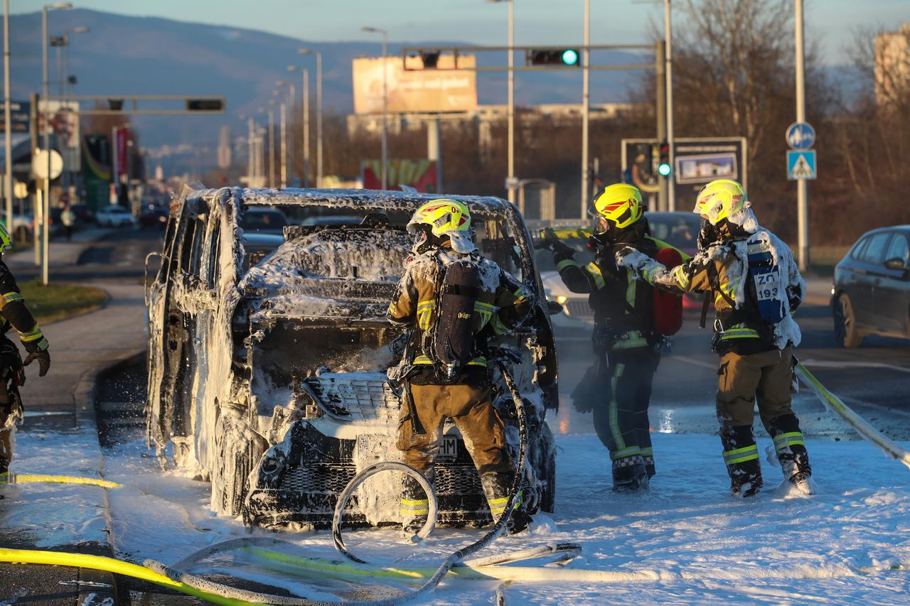 Zagreb: Požar kombi vozila na  Aveniji Većeslava Holjevca