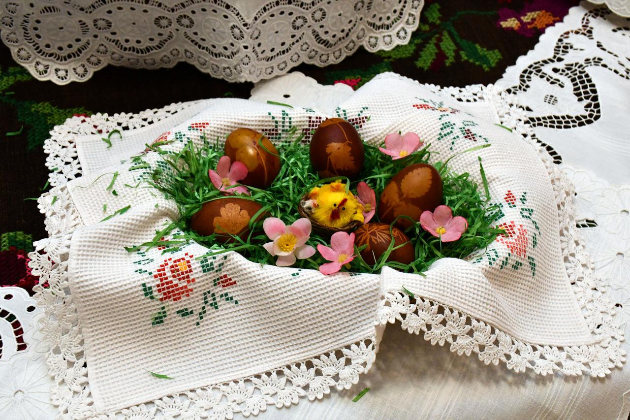 Slavonski Brod: Izložba tradicijskih uskrsnih košara Kulturno-umjetničkog društva "Slavonija"