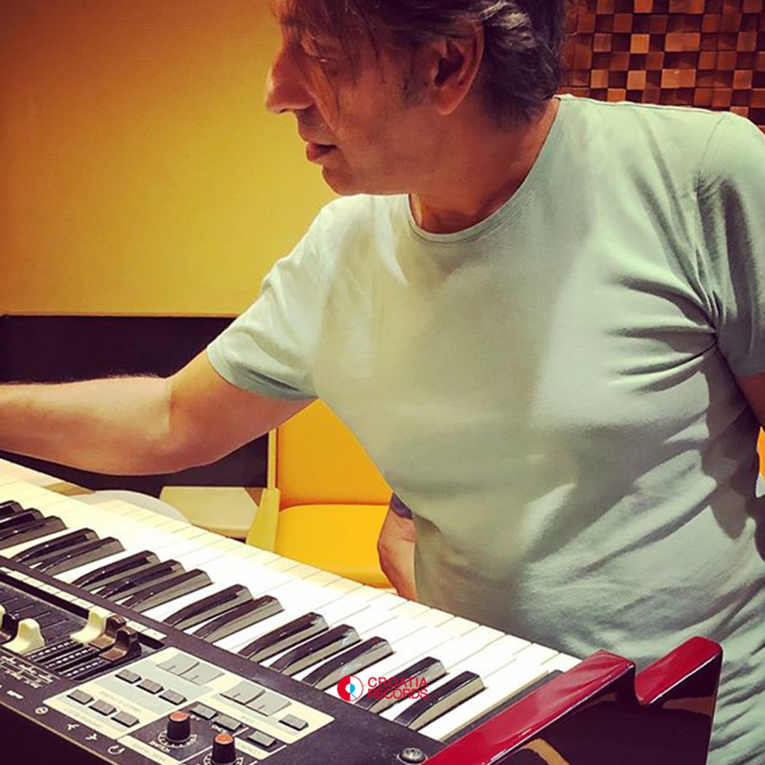 Duško Mandić glazbeni je producent koji je radio na različitim domaćim glazbenim projektima i produkcijama. Kao producent sudjeluje u aranžmanima, snimanju i oblikovanju pjesama.