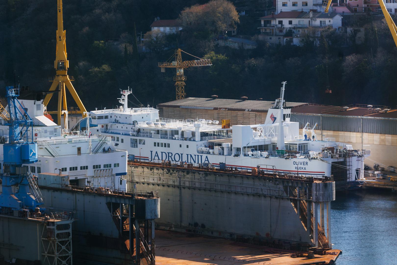 Trajekt Oliver plovit će na liniji Split - Vela Luka - Ubli te će u svojim svakodnevnim plovidbama doticati rodno mjesto Olivera Dragojevića. Naš glazbenik je 2018. ispraćen na posljednji počinak katamaranom Jadrolinije, a na ovaj način mu se iskazuje počast kakvu je zaslužio.

