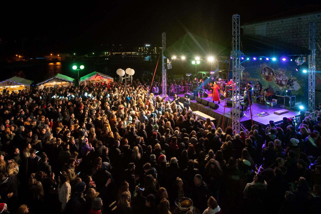 Doris Dragović veličanstvenim koncertom uvela Rabljane u Novu godinu