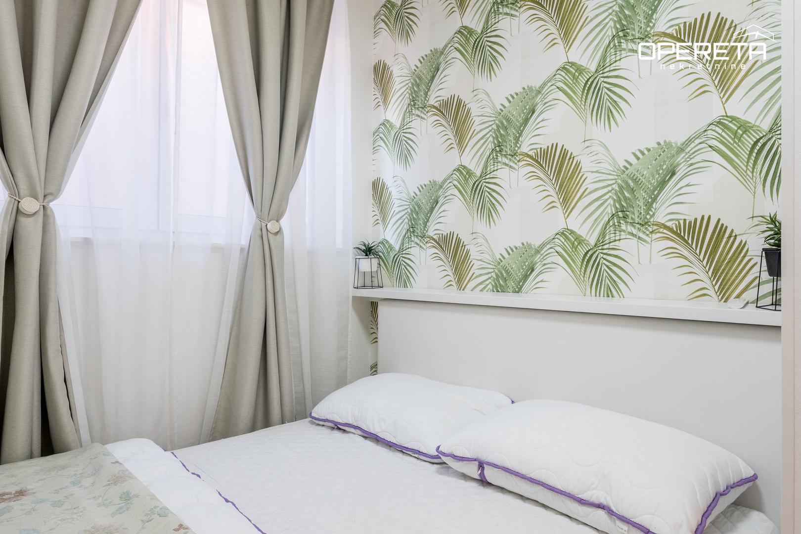 Stan ima podno grijanje. Uz njega dolazi i vanjsko parkirno mjesto. "Stan je izuzetno lijepo uređen, spreman za useljenje te predstavlja idealan izbor za par, manju obitelj ili poslovne osobe koje traže kvalitetan i ugodan prostor za stanovanje", zaključuje se.