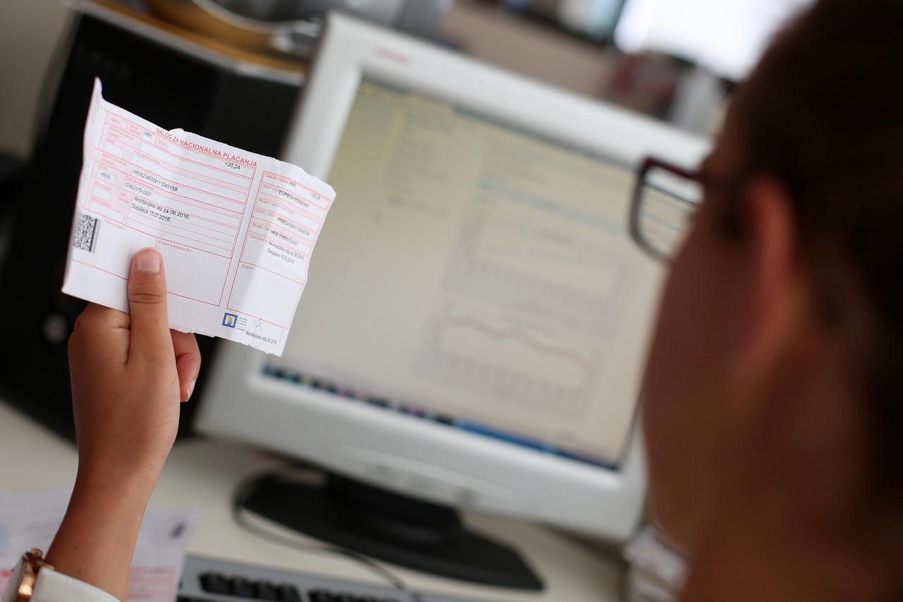 03.08.2016., Zagreb - Racune za neke od usluga Zagrebackog Holdinga moguce je platiti i putem interneta, tj. aplikacijom pomocu kojih se mogu dojavljivati stanja brojila te tako platiti stvarnu potrosnju vode, struje ili plina.    Photo: Borna Filic/PIXSE