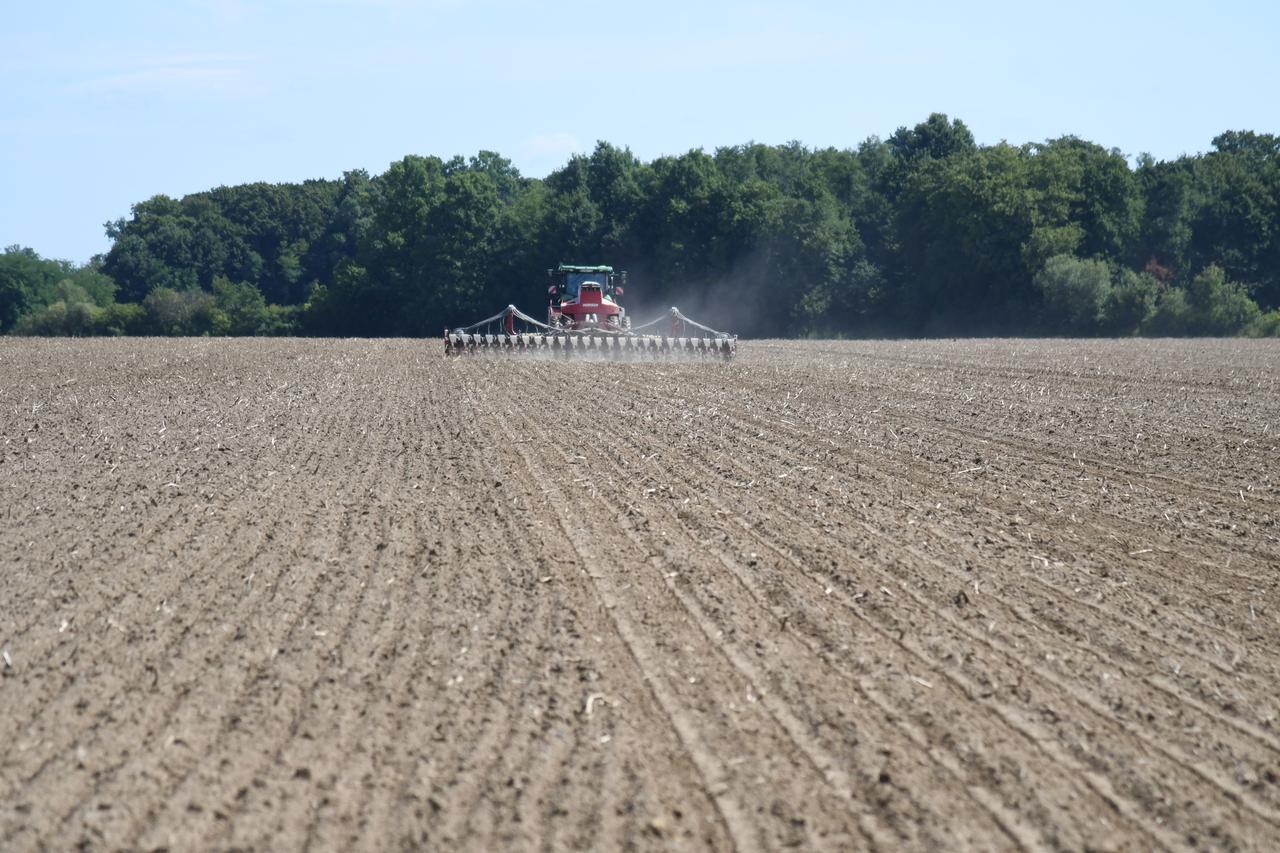 Sjetva soje najsuvremenijom mehanizacijom kod Stjepana Pavlaka