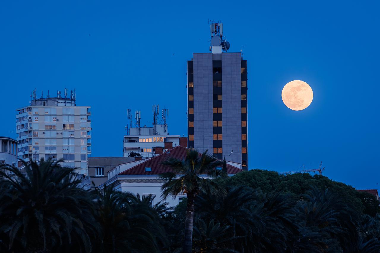 Izlazak punog mjeseca iznad Splita