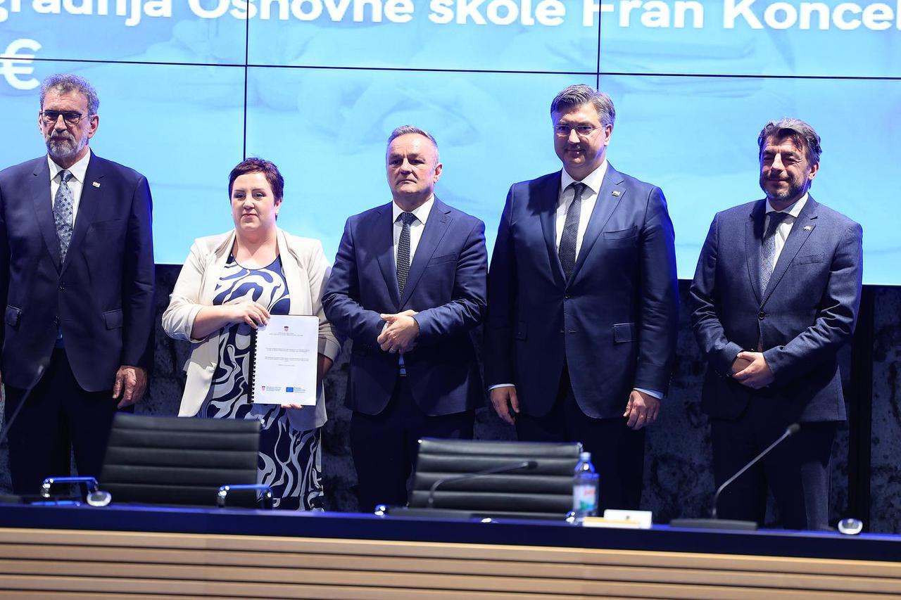 Zagreb:  Andrej Plenković  na dodjeli ugovora za Poziv "Izgradnja, rekonstrukcija i opremanje osnovnih škola za potrebe jednosmjenskog rada i cjelodnevne škole