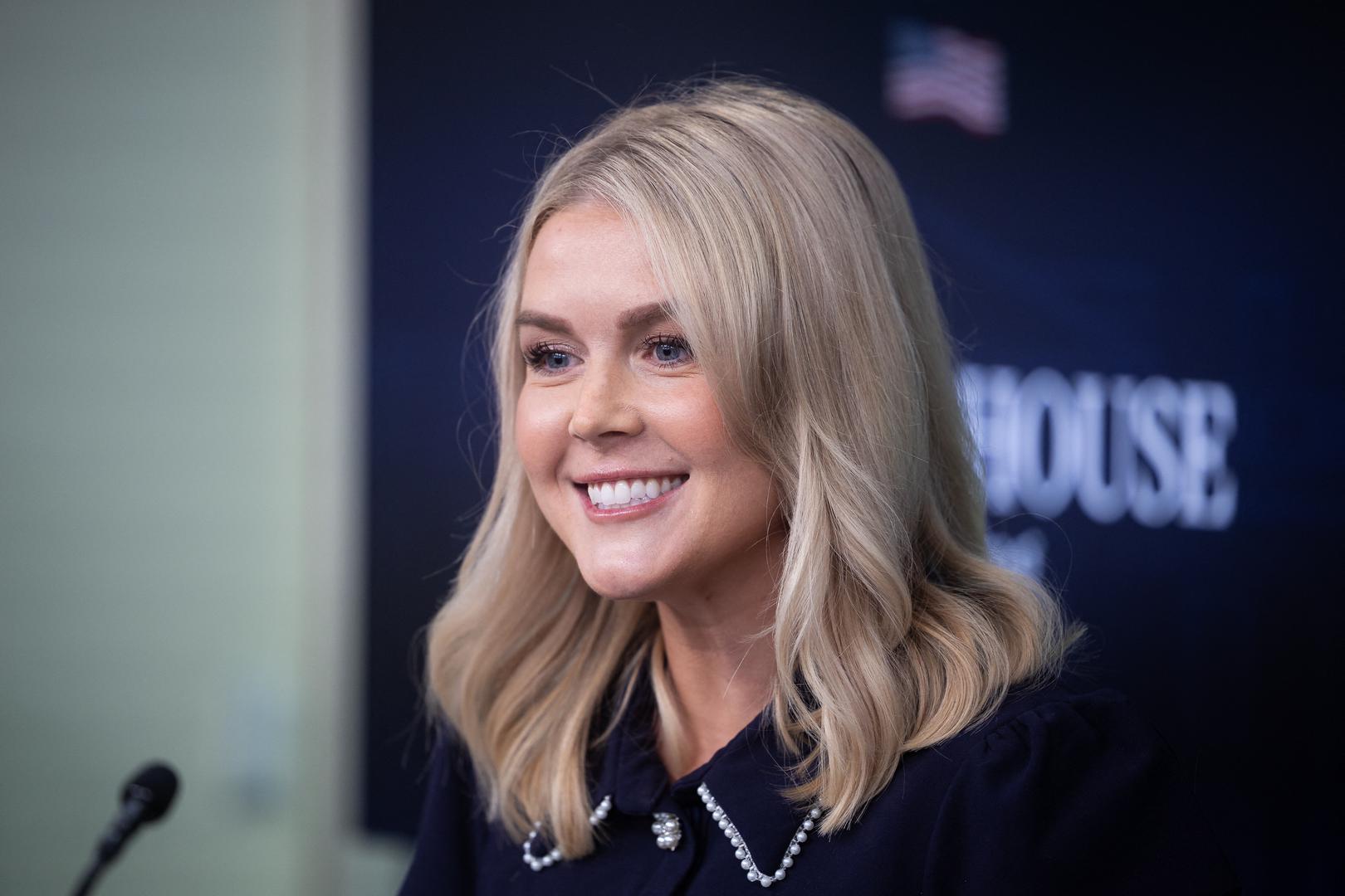 Karoline Leavitt, 27-godišnjakinja, najmlađa je glasnogovornica u Bijeloj kući. Leavitt je rodom iz New Hampshirea, gdje je studirala komunikacije i političke znanosti na Saint Anselm Collegeu. 