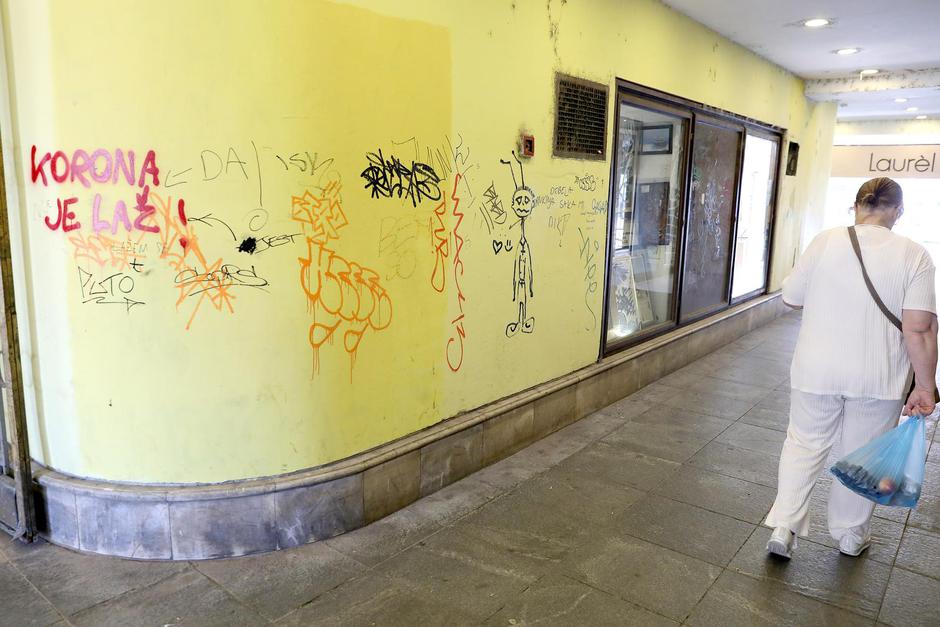 Zagreb: Prolaz Harmica prekriven grafitima