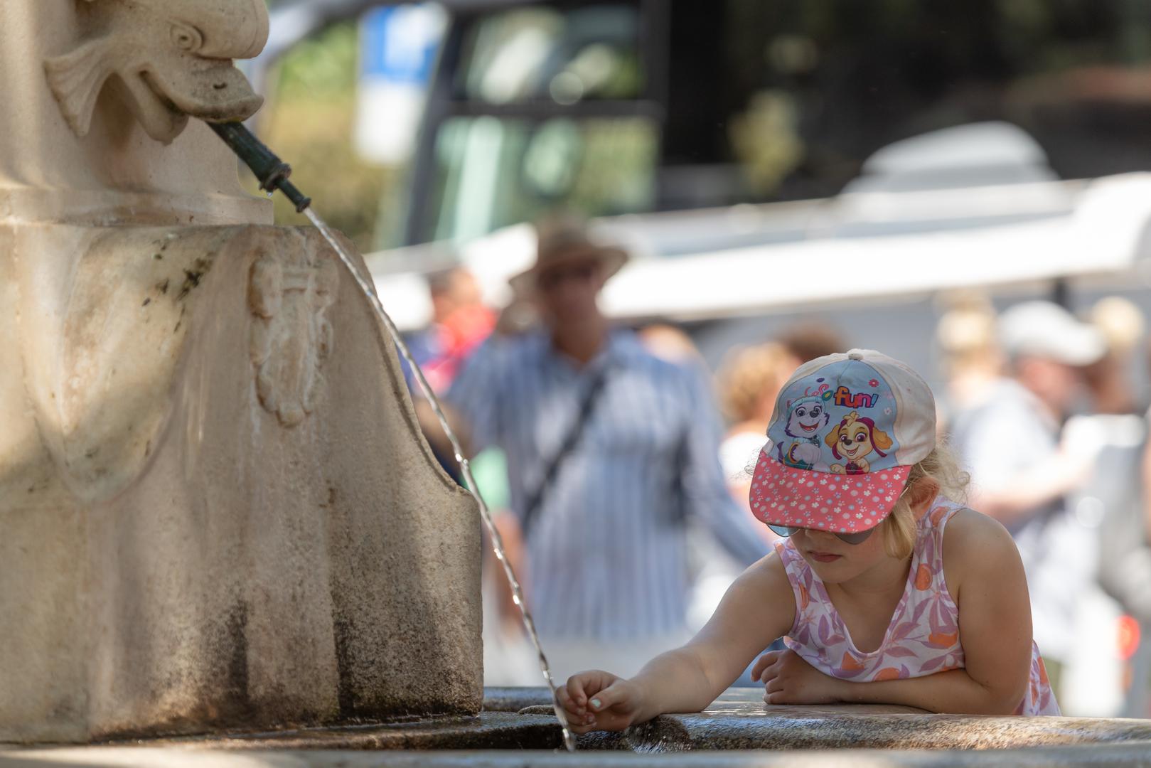 Svjetska zdravstvena organizacija (WHO) preporučuje da se tijekom ekstremnih vrućina pije dovoljno tekućine, izbjegava izlaganje suncu u najtoplijem dijelu dana i da se domovi održavaju što hladnijima.