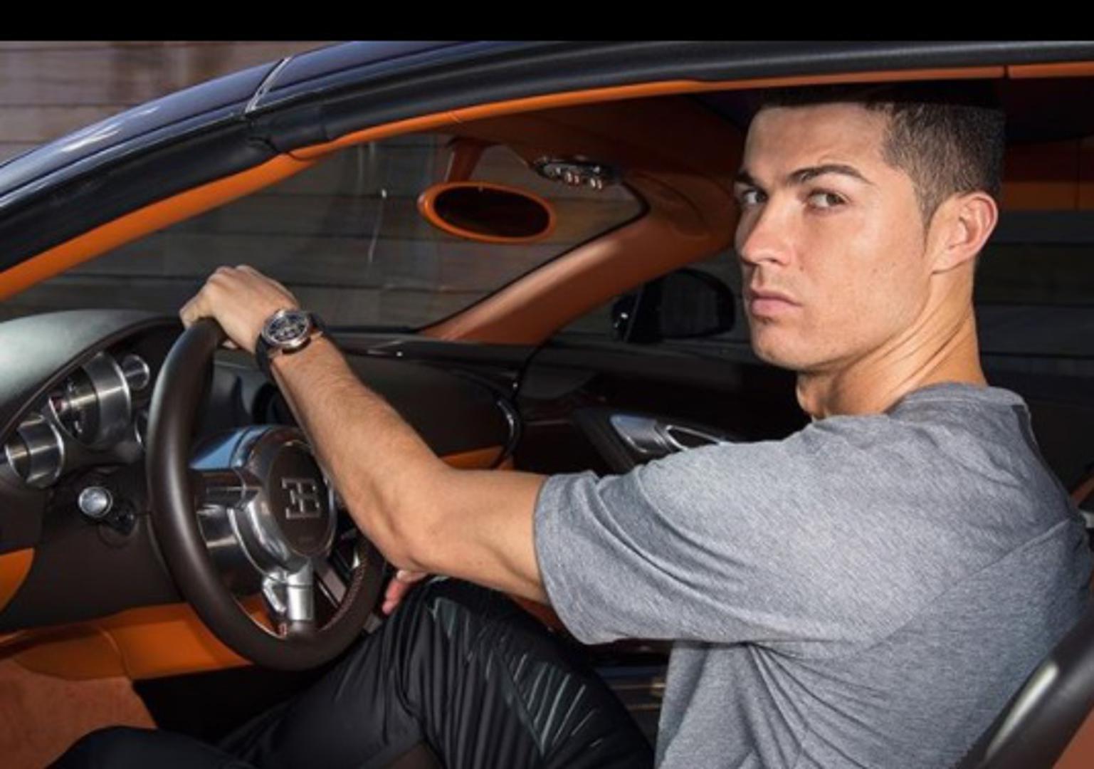 Realova nogometna zvijezda Cristiano Ronaldo voli skupe stvari. Tjednom plaćom od 2,2 milijuna kuna može si priuštiti gotovo sve, a posebna su mu strast automobili. Često se fotografira pokraj svojih metalnih ljubimaca na četiri kotača. Ovo su primjerci koje ima u svojoj garaži.