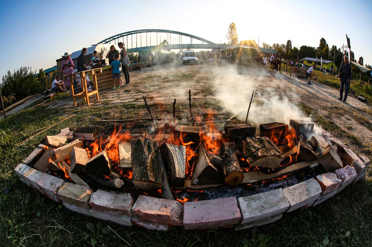 Zagreb: Ribička večer uz šarane na rašljama održana na Savskom nasipu