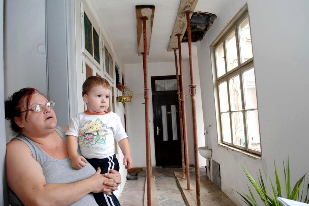 '01.09.2010., Sisak - Snjezana Posavec predstavnica je stanara zgrade u Rimskoj 9 i kako kaze,zivot u njoj nimalo nije ugodan. Photo:Nikola Cutuk/PIXSELL'