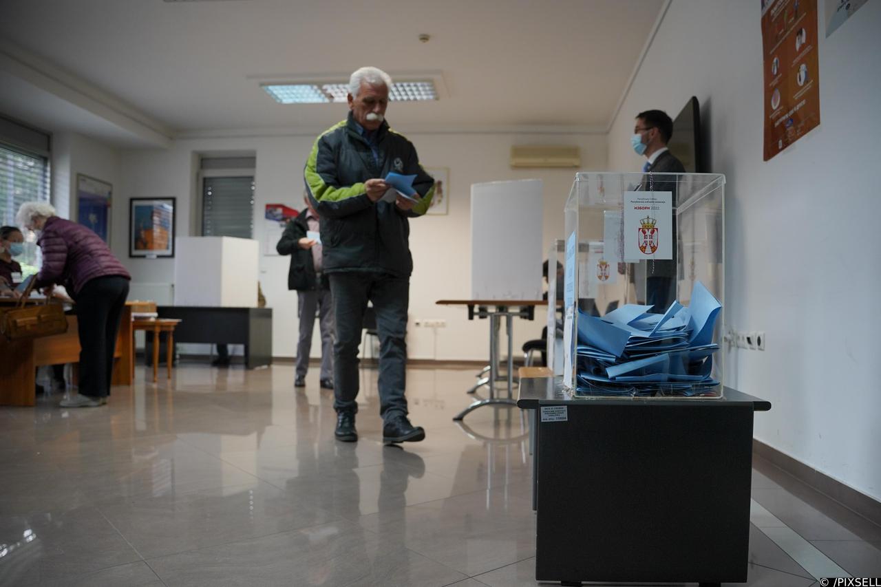 Milorad Dodik glasao je u Generalnom konzulatu Srbije u Banja Luci za predsjedničke i parlamentarne izbore u Srbiji