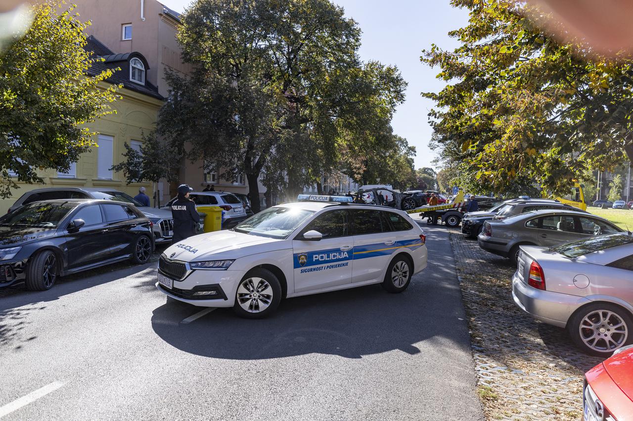 U centru Osijeka izgorio automobil