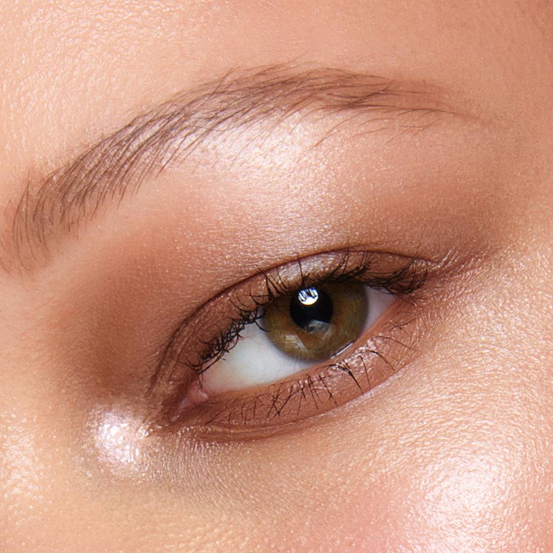 Omiljeni modni online shop ASOS uvodi u svoju ponudu i prodaju M.A.C make up proizvoda. Sve ljubiteljice neće trebati čekati dugo da uz omiljeni odjevni predmet naruče i nešto iz ponude omiljenog make up brenda. 