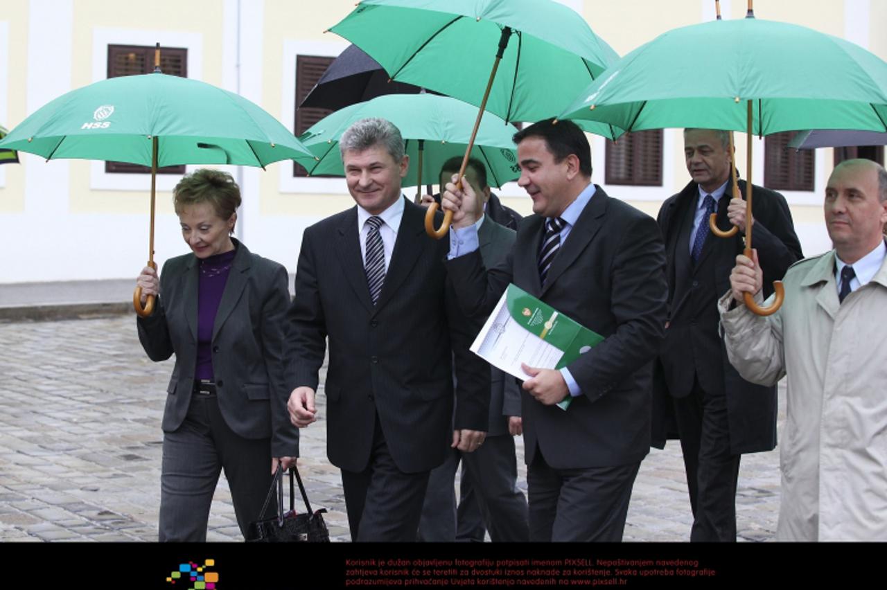 '16.10.2012., Zagreb - Predsjednik Hrvatske seljacke stranke Branko Hrg s duznosnicima HSS-a urucio je u Vladi RH Zahtjev HSS-a s potpisima potpore gradjana Hrvatske Vladi RH da smanji PDV na hranu na
