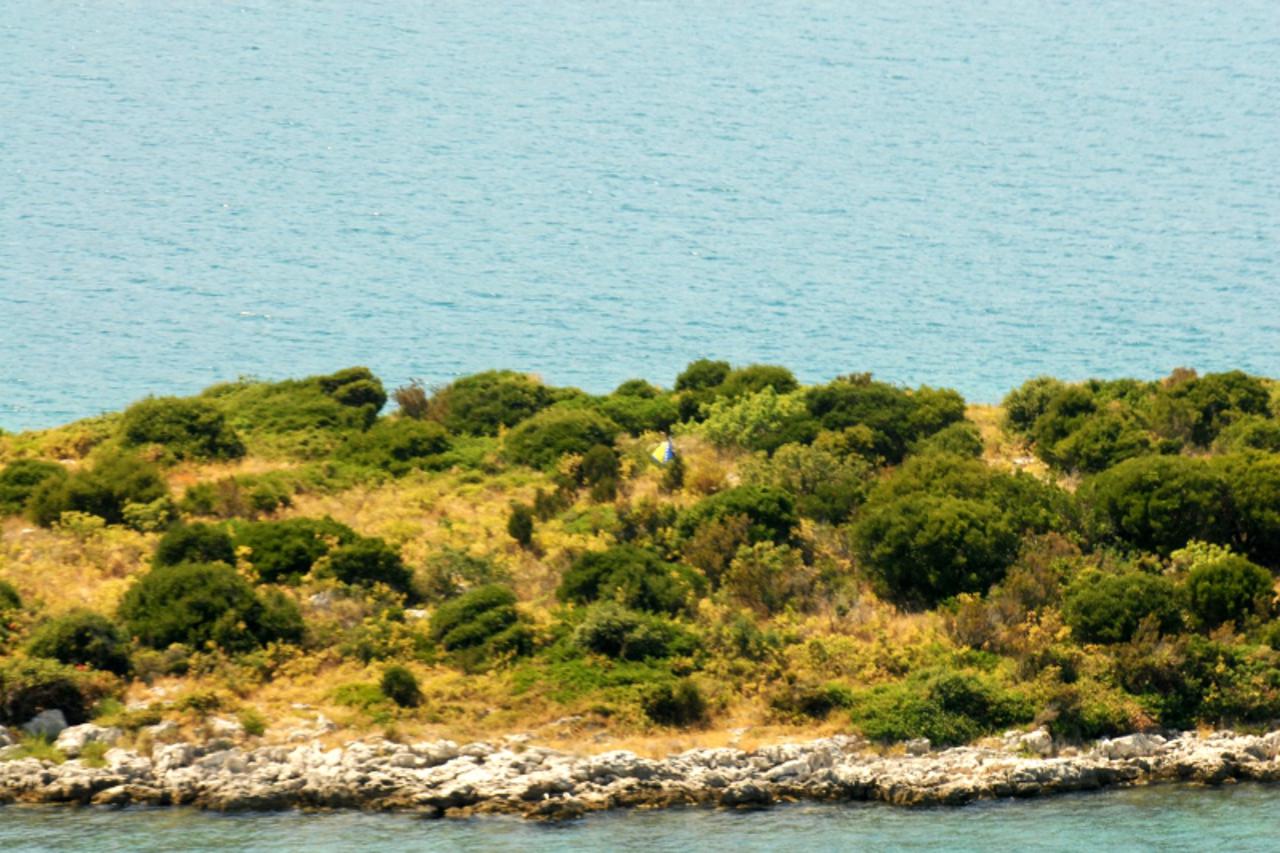 'bih...neum...10.08.2012...veliki skoj u peljeskomkanalu izmedju poluotoka peljesaci poluotok klek kod neuma...bh zastava na otoku foto:zoran grizelj vecernji list'
