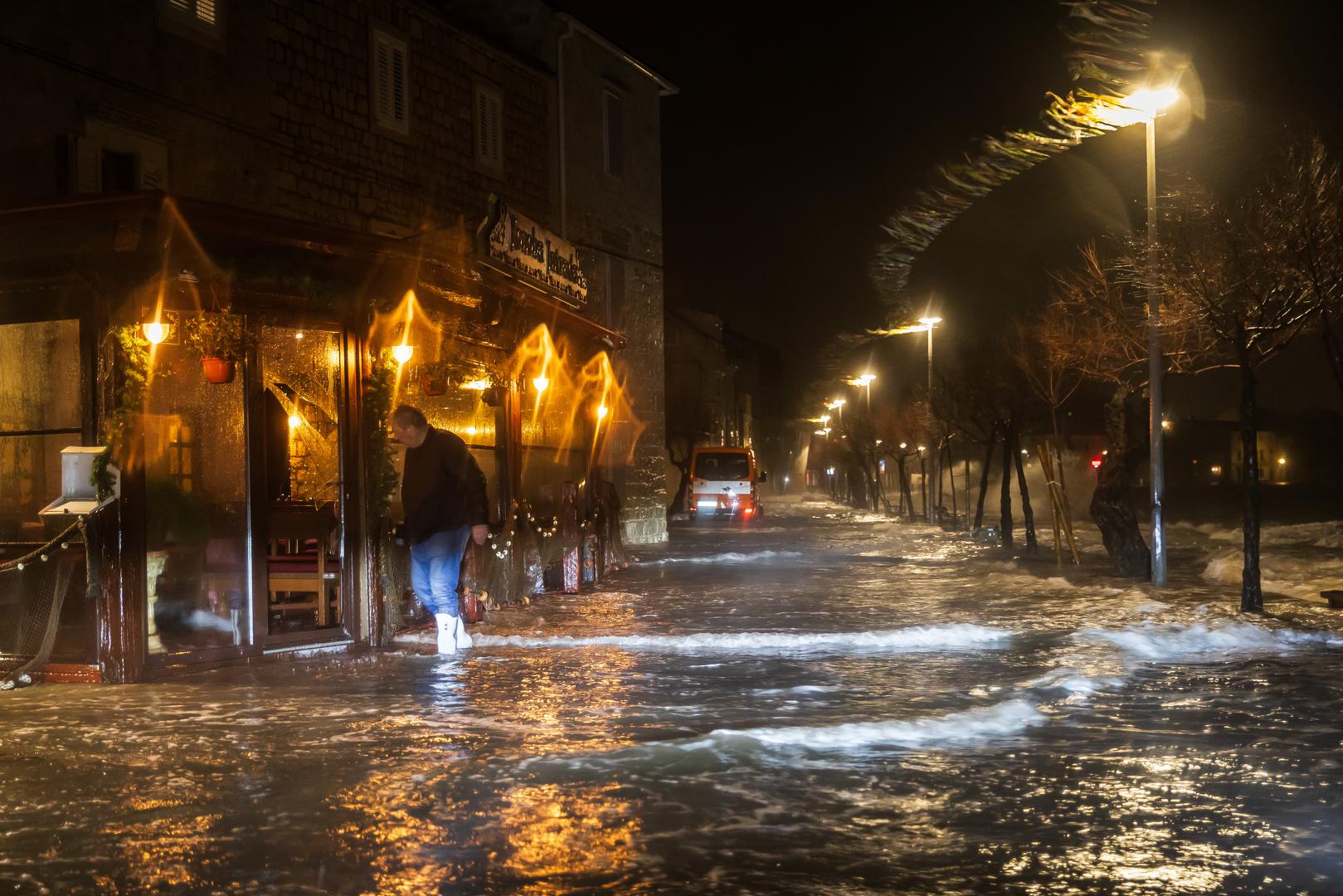 U zadnjih sat i pol smo imali pedesetak takvih dojava", rekao je za Hinu vatrogasni zapovjednik grada Kaštela Darko Maretić.

