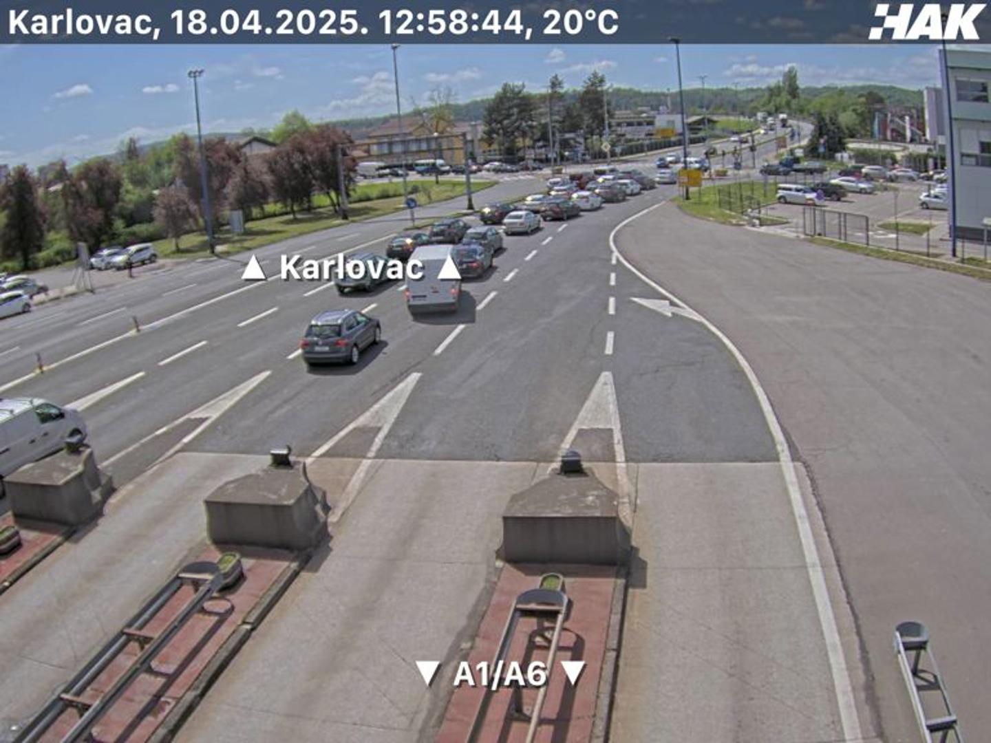 Na A6 Rijeka–Zagreb za sada nema većih gužvi ni zastoja, dok je na Istarskom ipsilonu zbog radova između tunela Učka i čvora Matulji promet reguliran semaforima i vozi se naizmjenično.