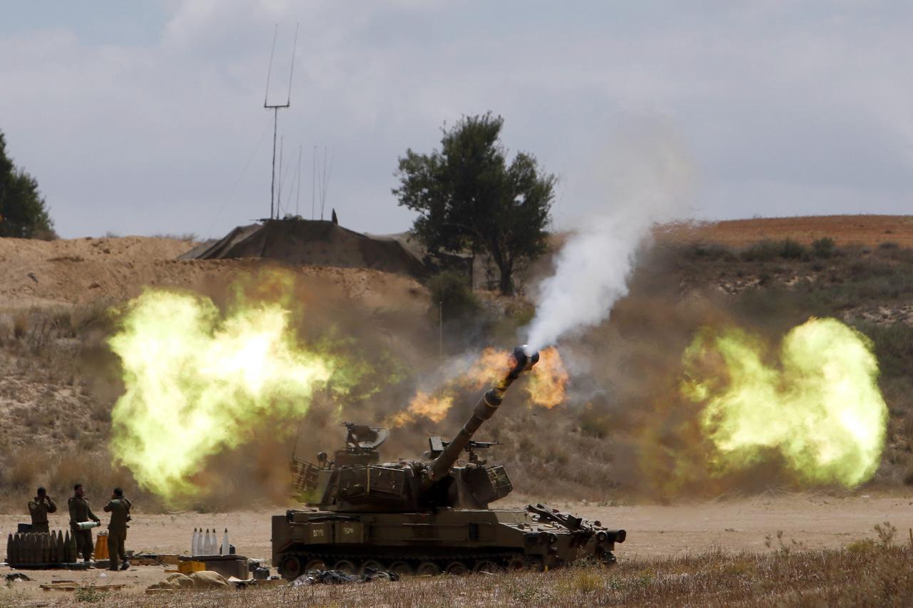 An Israeli mobile artillery unit fires towards the Gaza Strip July 18, 2014. Israel stepped up its ground offensive in Gaza early on Friday pounding targets with artillery fire and using tanks and infantry to battle Hamas fighters. Orange flashes illumina