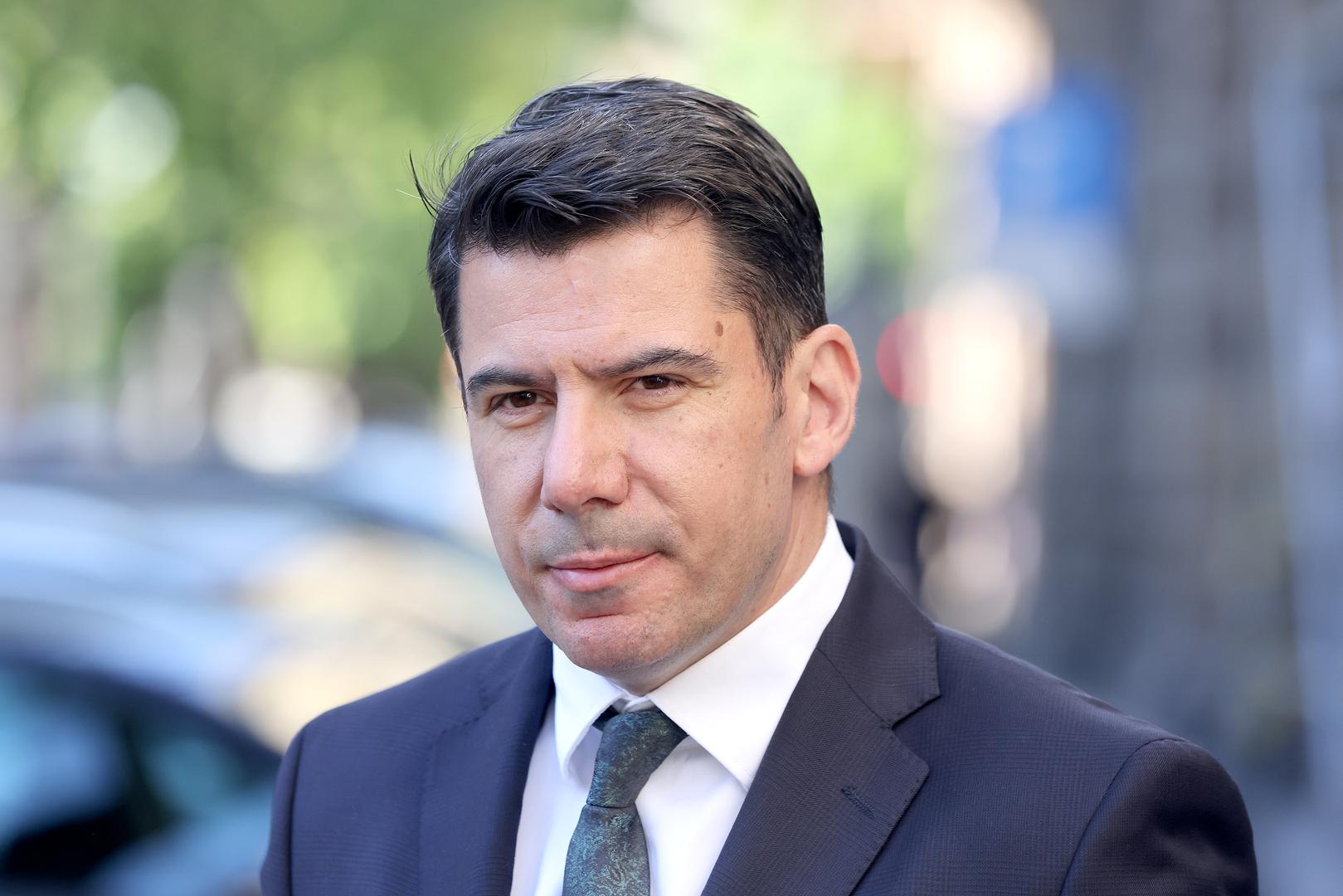 Nikola Grmoja (28. srpnja 1981.) - Lav: Vaš horoskop za 2024. je putovanje kroz profesionalne i osobne transformacije. Godina započinje s retrogradnim Uranom koji utječe na vaš društveni status i preoblikovanje vašeg profesionalnog imidža. Plutonov tranzit 2024. naglašava važne promjene u vašim odnosima i zdravlju. Godina stavlja fokus na brigu o sebi, s naglaskom na pomrčine Sunca, budući da vama vlada Sunce. Dok pomrčine često donose preokrete, za vas je 2024. vrijeme značajnih promjena u vašem društvenom životu, koje vas potiče da pronađete ravnotežu između posla i osobnog života. 