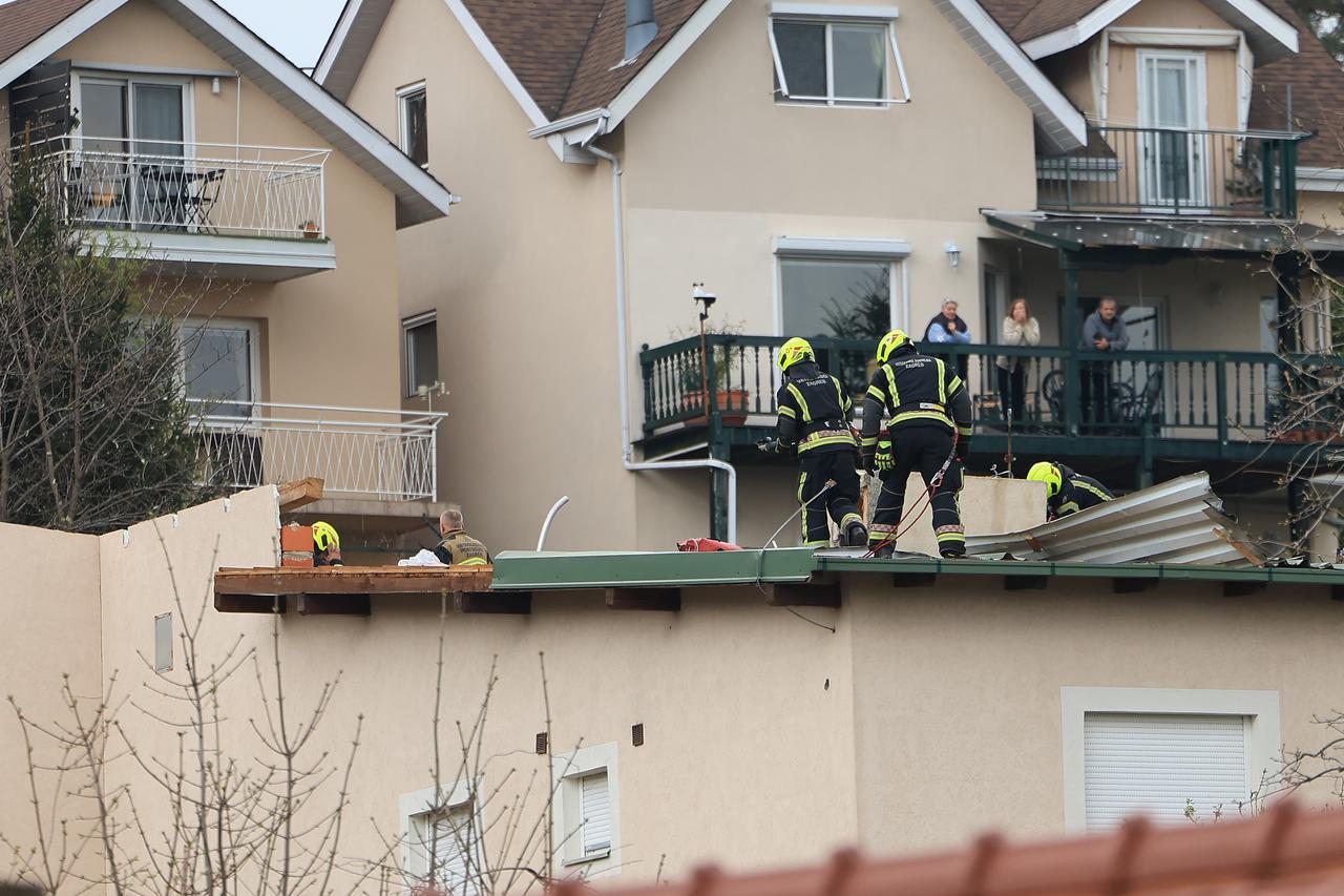 Zagreb: Vatrogasci saniraju štetu nakon oluje na krovištu stambene zgrade