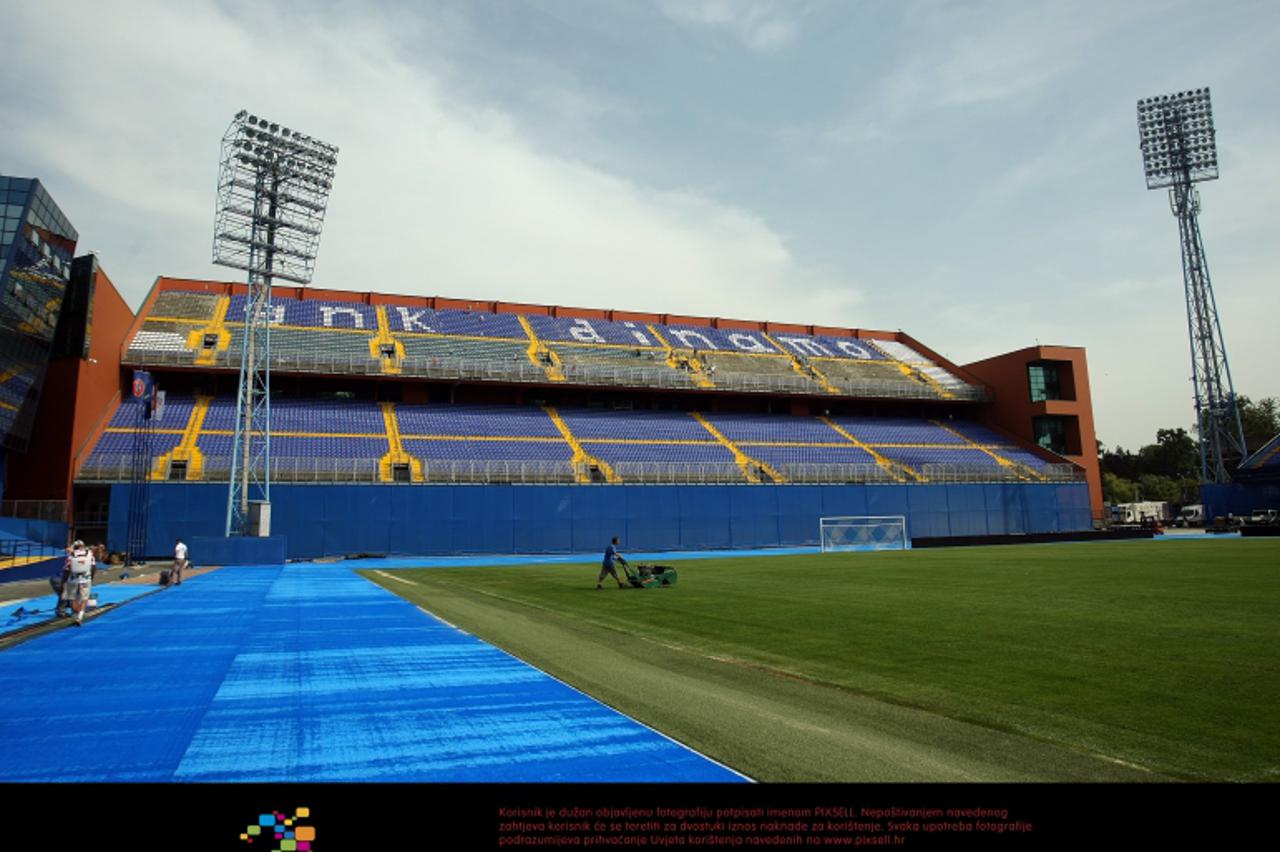 '13.07.2011., Maksimirska 128, stadion NK Dinamo, Zagreb - Zavrsno uredjenje stadiona prije vecerasnje utakmice 2. pretkola Lige prvaka izmedju NK Dinamo i azerbajdzanskog prvaka Neftchi Baku. U nedos