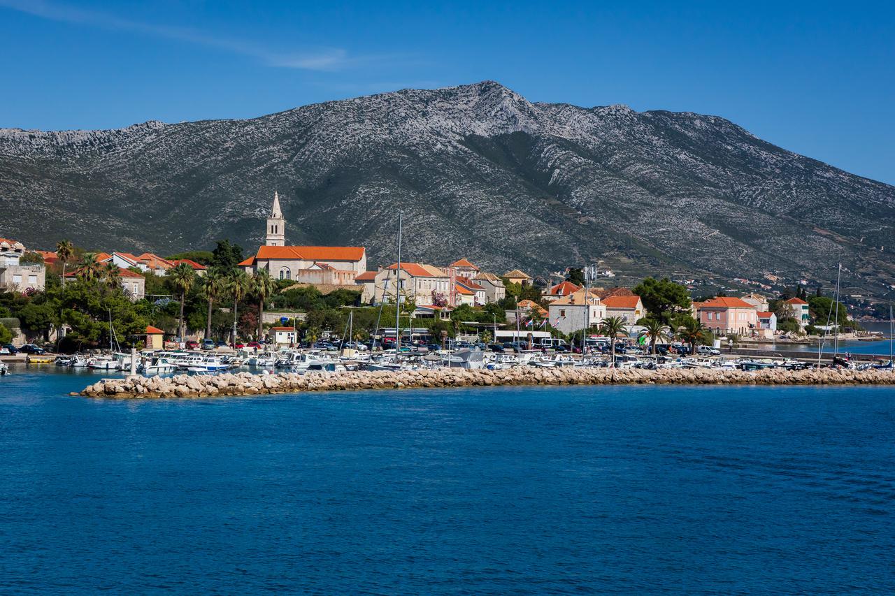 Panorama Orebića s trajekta