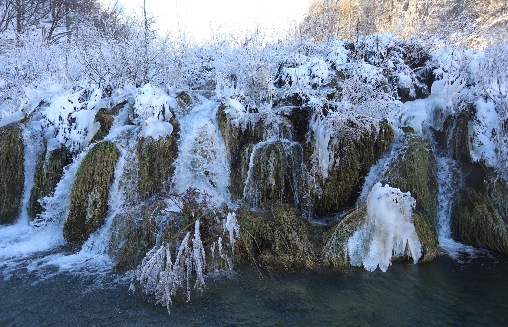 13.01.2024., Plitvicka jezera - Snijeg i debeli minusi zaledili su slapove na Plitvickim jezerima koji mame uzdahe brojnih posjetitelja. Photo: Kristina Stedul Fabac/PIXSELL