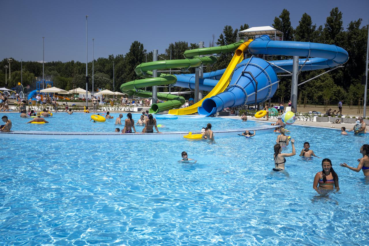 Osijek: Visoke temperature i prvi dan ljeta osječani provode na obnovljenoj Kopiki
