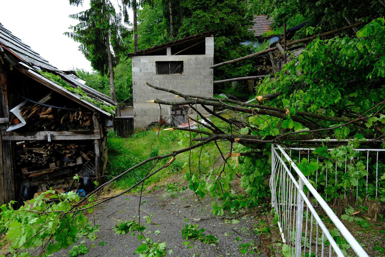 17.05.2023., Donje Jesenje - U mjestu Donje Jesenje otvorilo se kliziste koje prijeti nekolicini kuca koje su evakuirane. Photo: Slaven Branislav Babic/PIXSELL