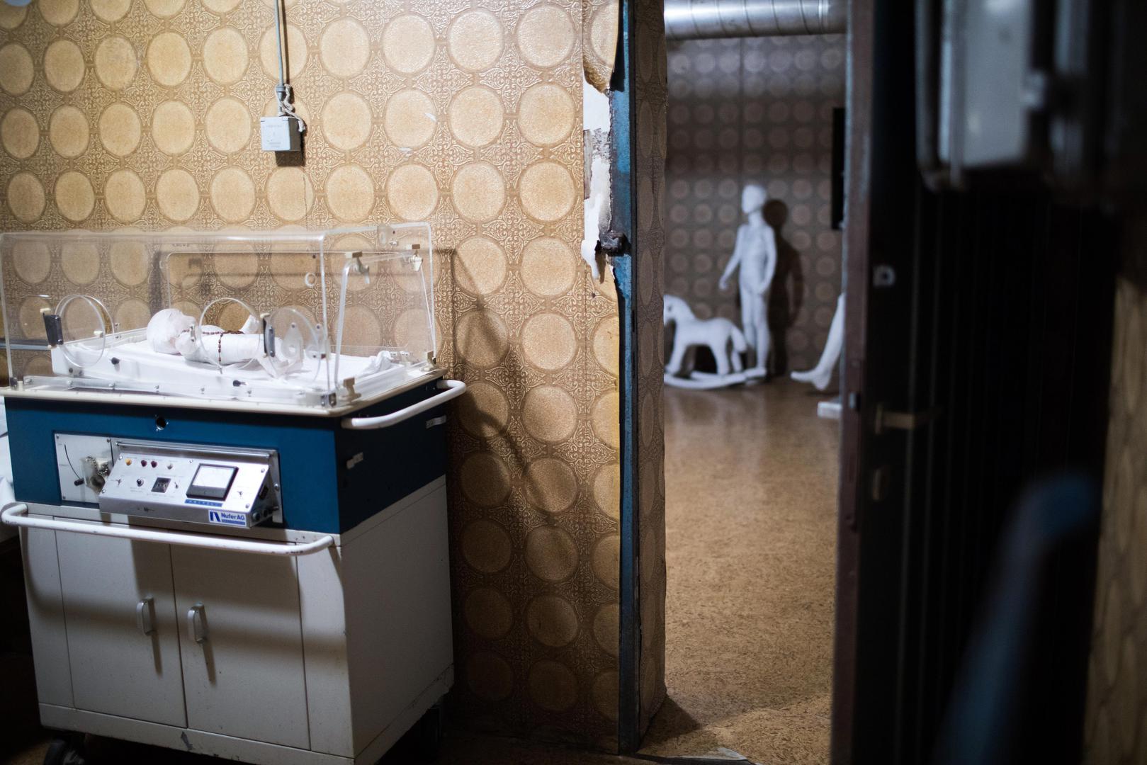 26.10.2021., Vukovar - Mjesto sjecanja – Vukovarska bolnica 1991.Za vrijeme opsade Vukovara gradska bolnica postala je vojna bolnica.Tijekom opsade Vukovarska bolnica je bila pod stalnim neprijateljskim vatrom, unatoc velikom crvenom krizu koji je postavljen u krovnoj bolnici, signalizirao je neprijateljskom zrakoplovstvu da je rijec na mjestu zasticenom Zenevskim konvencijama. Unatoc tome, tijekom tromjesecne opsade grada na krugu bolnice svakodnevno su padali projekti. Medicinsko osoblje i pacijenti premjesteni su u podrumu bolnice gdje su lijecnici radili u neadekvatnim uvjetima i bez potrebne medicinske opreme. Dana 20. studenoga 1991. godine pripadnici JNA zaustavili su medjunarodne promatrace u sredistu grada te su za to vrijeme iz bolnice izveli vise od 260 ljudi koji su ubijeni na Ovcari ili nekoj drugoj lokaciji, a za mnoge se jos i danas traga.Na potresan nacin ovdje je prikazana atmosfera koja je vladala u vukovarskoj bolnici te jeseni 1991. godine – trenutak zaustavljen u vremenu. U podrumskim prostorijama Vukovarske bolnice, vjerno je rekonstruiran zivot nekoliko stotina ranjenika i bolnickog osoblja tijekom okupacije grada.  Ovaj postav nastao je u sjecanje na te herojske dane.