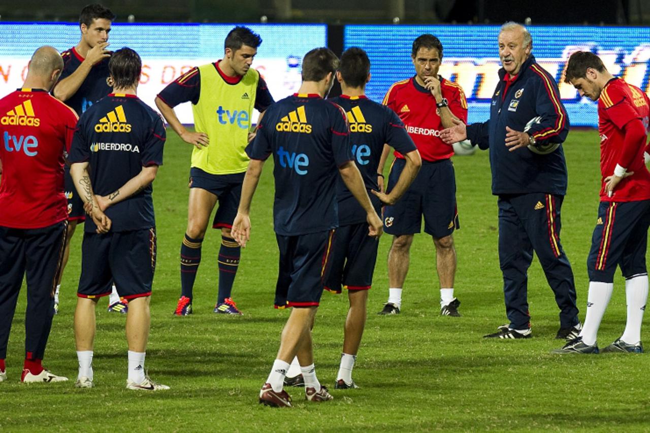 \'The coach of the Spanish national football team Vicente del Bosque (2-R), talks with his players during a training session in Puerto La Cruz, Venezuela, on June 6, 2011, on the eve of the friendly m