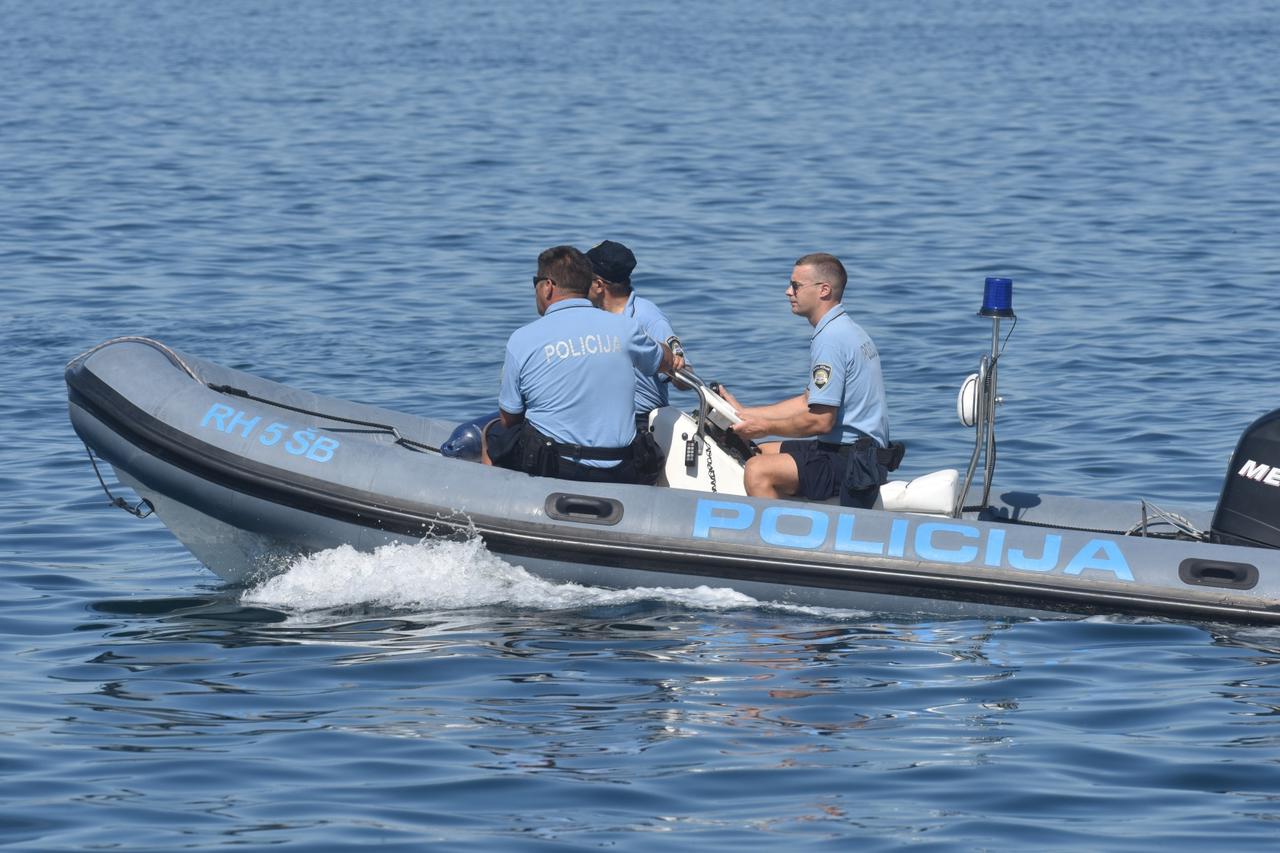Brod pomorske policije u kanalu sv. Ante u Šibeniku