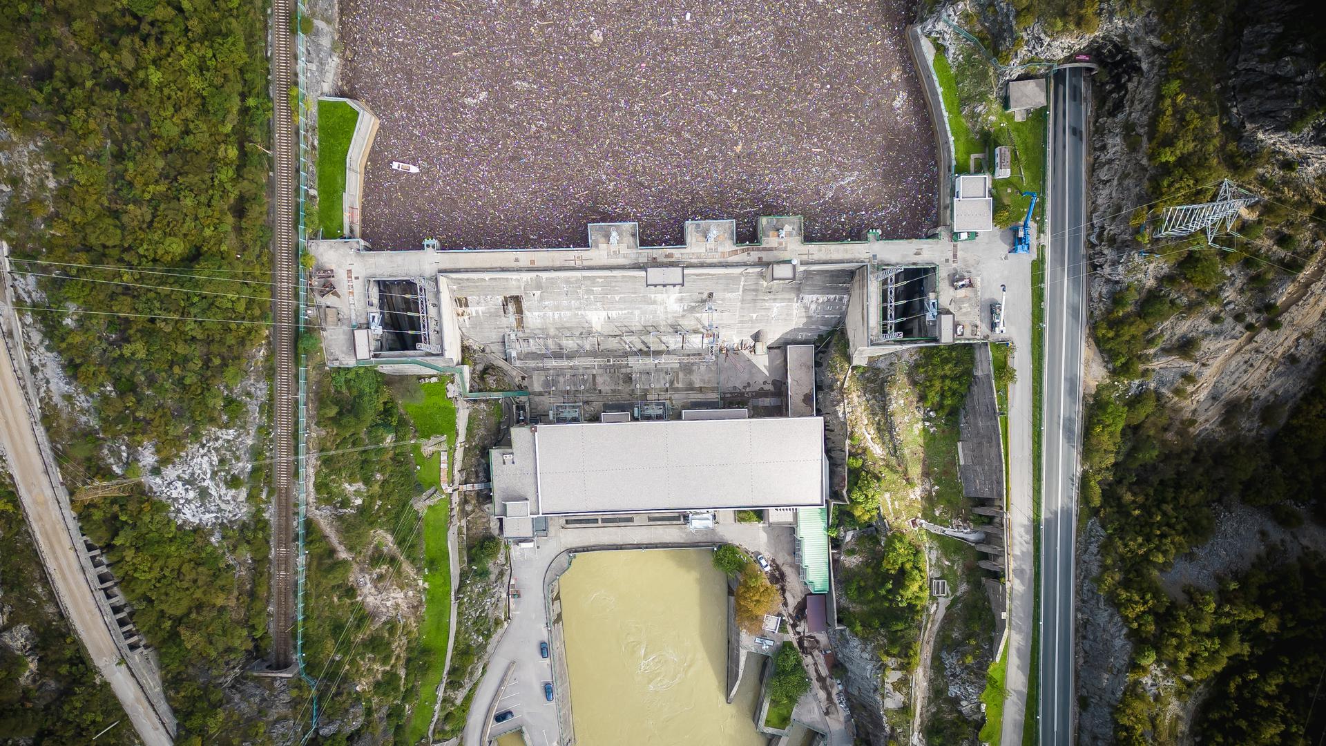 Pored plutajućeg smeća, ekolozi upozoravaju na još veću opasnost od kemijskog zagađenja koje kroz podzemlje može prodrijeti u vodotokove.