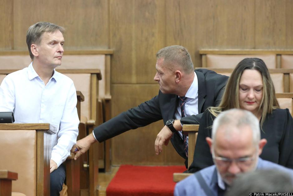 Zagreb: Saborska oporba raspravlja o pljacki INA-e