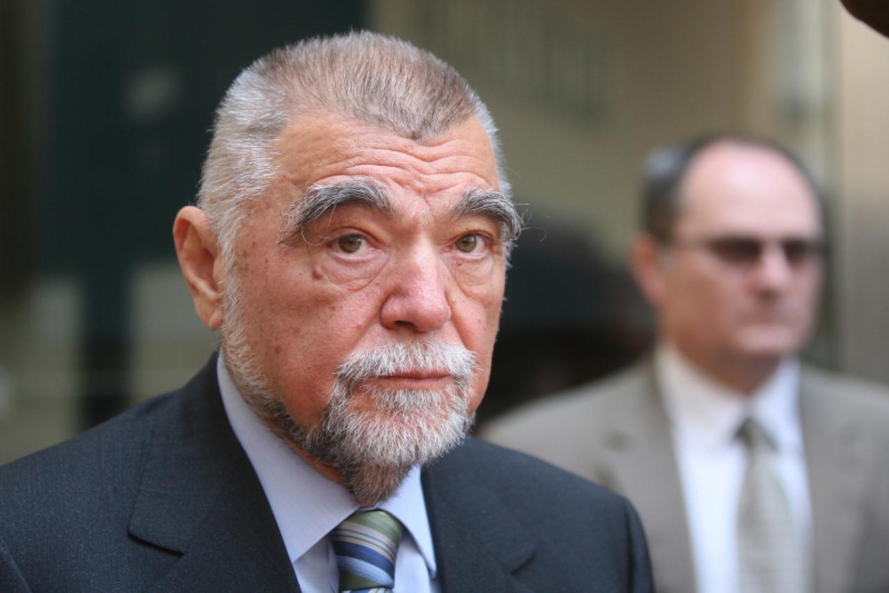 \'17.04.2010, Zagreb; - Stjepan Mesic u  cafe baru Charli u Gajevoj ulici, prko puta hotela Dubrovnik, potpisuje i promovira knjigu o sebi koju je napisao Boris Pavelic. Photo: Goran Jakus/PIXSELL\'