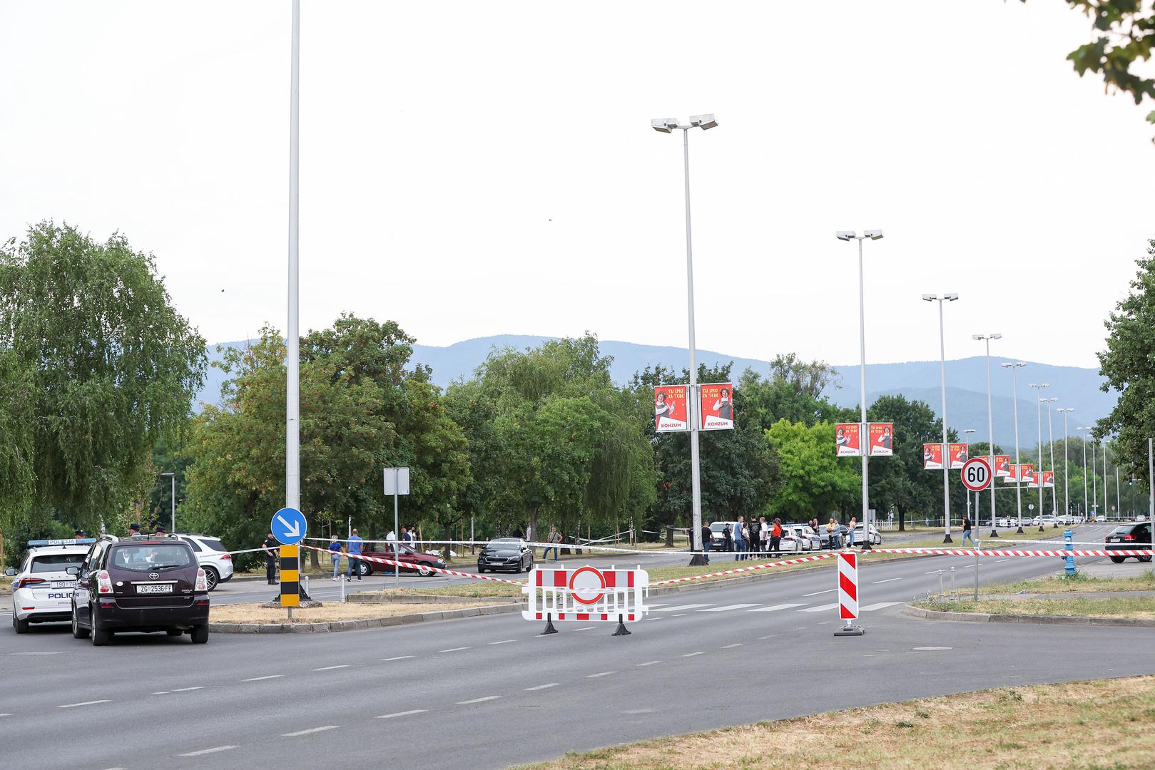Na mjestu događaja, rekli su, u tijeku je očevid te traju intenzivne mjere traganja za počiniteljem.