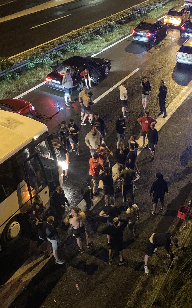 21.05.2022., Zagreb -Ekskluzivne fotografije tucnjave izmedju Torcide i policije.  U subotu u 21.35 sati na autocesti A1 kod odmorista Desinec navijaci Hajduka napali su policajce koji su ih organizirano pratili s utakmice u Zagrebu. Odbijajuci napad policija je uzvratila vatrenim oruzjem kojim su ranjena dvojica napadaca, a u napadu je ozlijedjeno desetak policajaca. Photo: Pixsell/PIXSELL