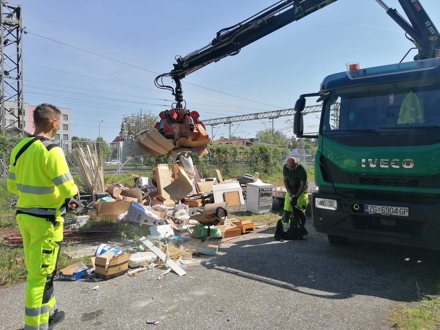 Ovaj kompleks proteže se na 130.000 kvadrata godinama no godinama već propada te je postao ilegalno odlagalište za cijeli Zagreb. 