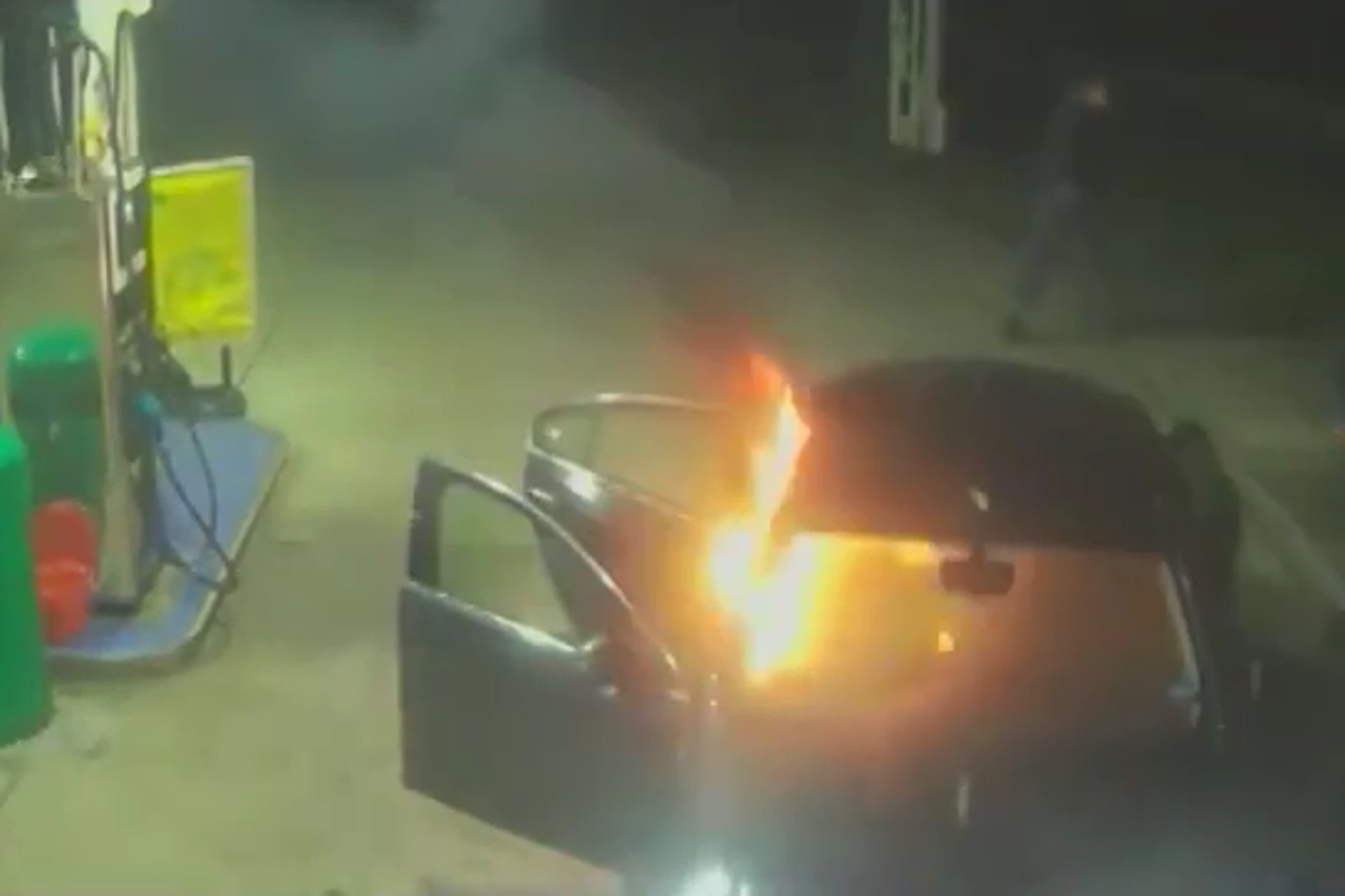Zapalili taksi na benzinskoj postaji