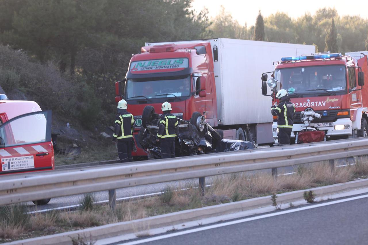 Dugopolje: U prevrtanju osobnog vozila smrtno stradala jedna osoba, zatvoren dio A1