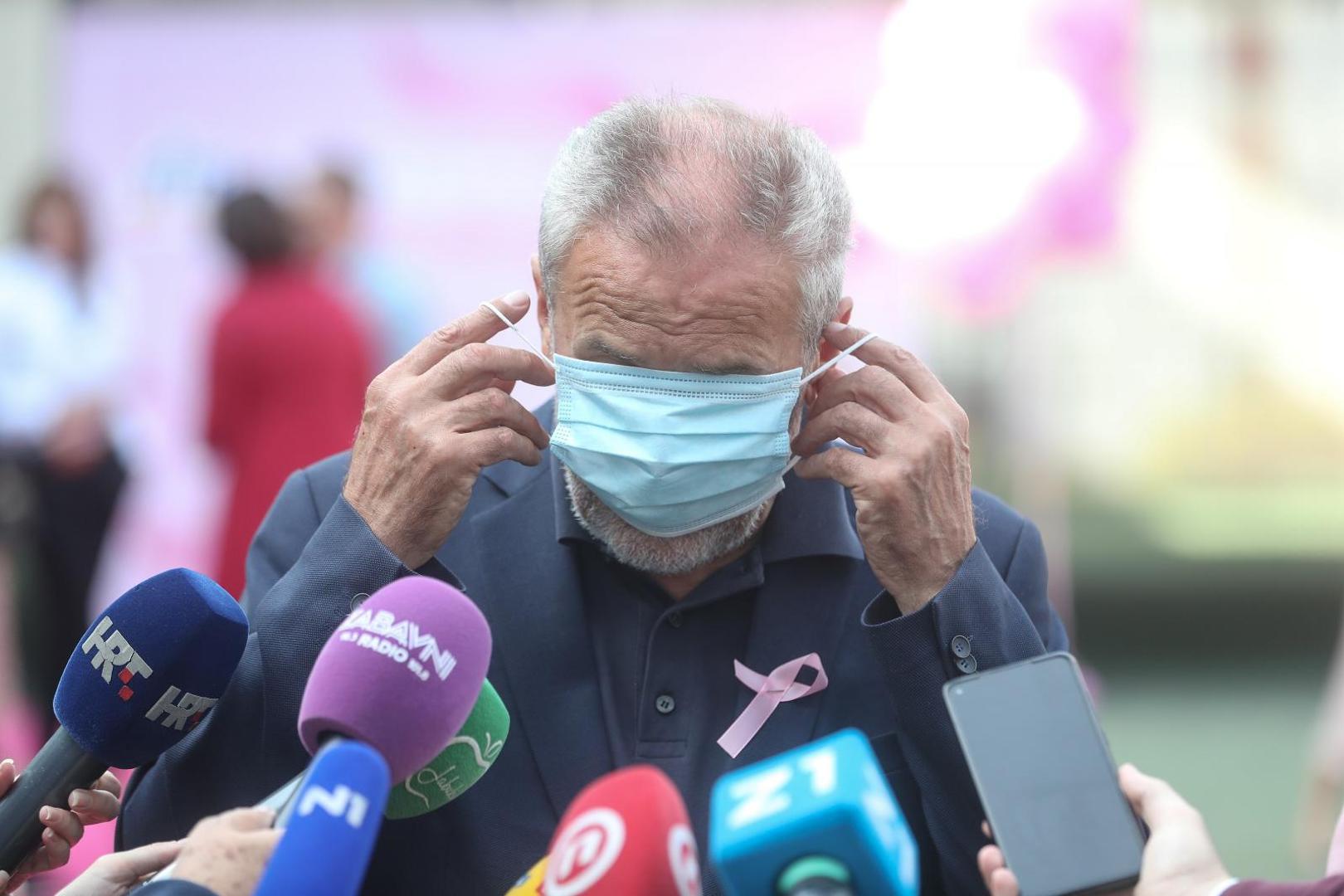 Bandić je kazao kako Grad Zagreb neće uvoditi kazne za nepoštivanje mjera i naglasio da su postojeće mjere dovoljne. 