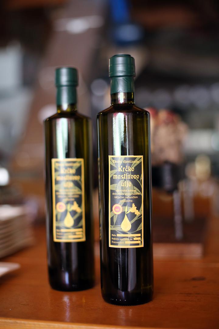 13. Krčko maslinovo ulje - ekstra djevičansko maslinovo ulje koje se dobiva iz ploda masline krčkih sorti Debela, Rošulja, Naška i Slatka, a koje moraju činiti najmanje 80% ulja, a ostalih 20% mogu biti neke druge sorte s područja Krka.