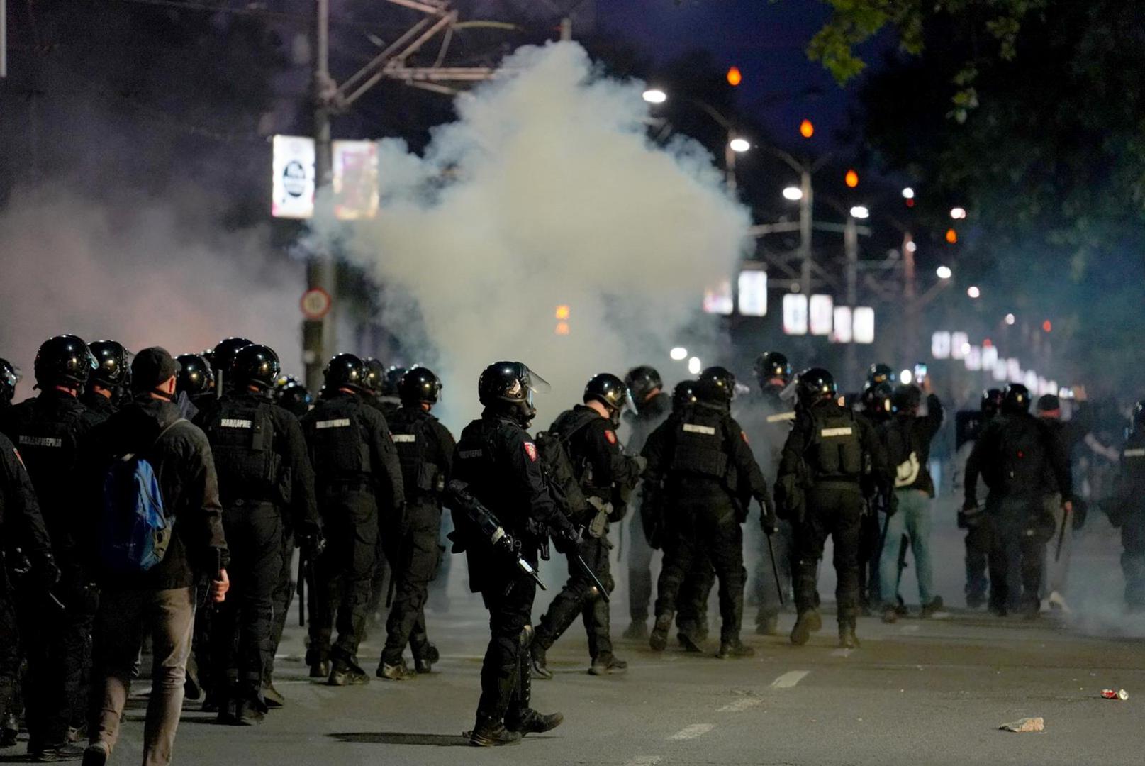 Prosvjed na Trgu Slavija okončan je mirno oko 20 sati, ali su se neidentificirane skupne prosvjednika potom sukobile s policijom koja je osiguravala istodobni skup pristaša srbijanskog predsjednika Aleksandra Vučića, organiziran u Pionirskom parku, nazvanom "Ćacilend", ispred Vučićeva ureda.