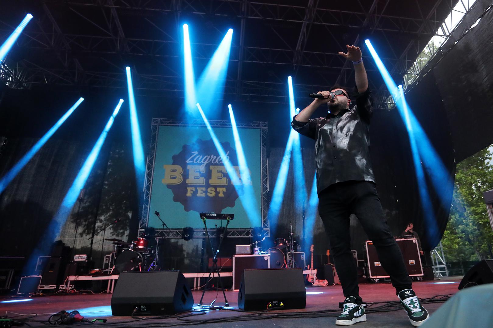 Bio je odjeven u crnu jaknu, majicu i hlače, a tijekom cijelog nastupa u dobrom raspoloženju vodio je interakciju s euforičnom publikom.