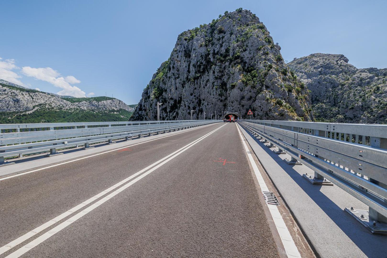 U promet je pušten most iznad rijeke Cetine u Omišu, velebno izdanje na visini od 70 metara. Most je dugačak 220 metara, a njegova izgradnja koštala je 25 milijuna eura. U povodu toga, prisjetili smo se najdužih mostova u Hrvatskoj. 