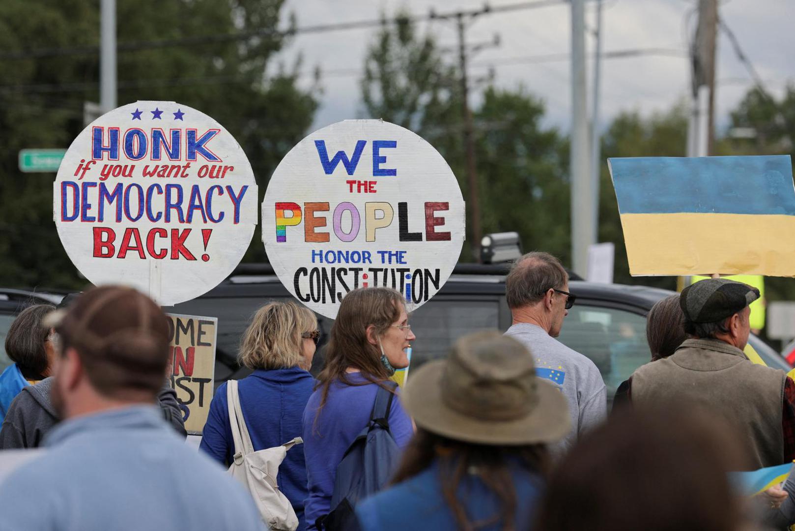 Pro-Ukraine supporters take part in the "Alaska Stands with Ukraine" rally near Seward Highway in Anchorage, Alaska, U.S., August 14, 2025. REUTERS/Jeenah Moon Photo: JEENAH MOON/REUTERS